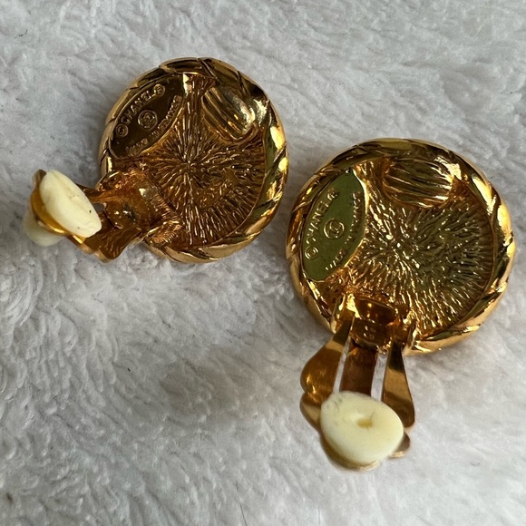 CHANEL 1980s 24K gold plated vintage clip-on earrings - Picture 12 of 14